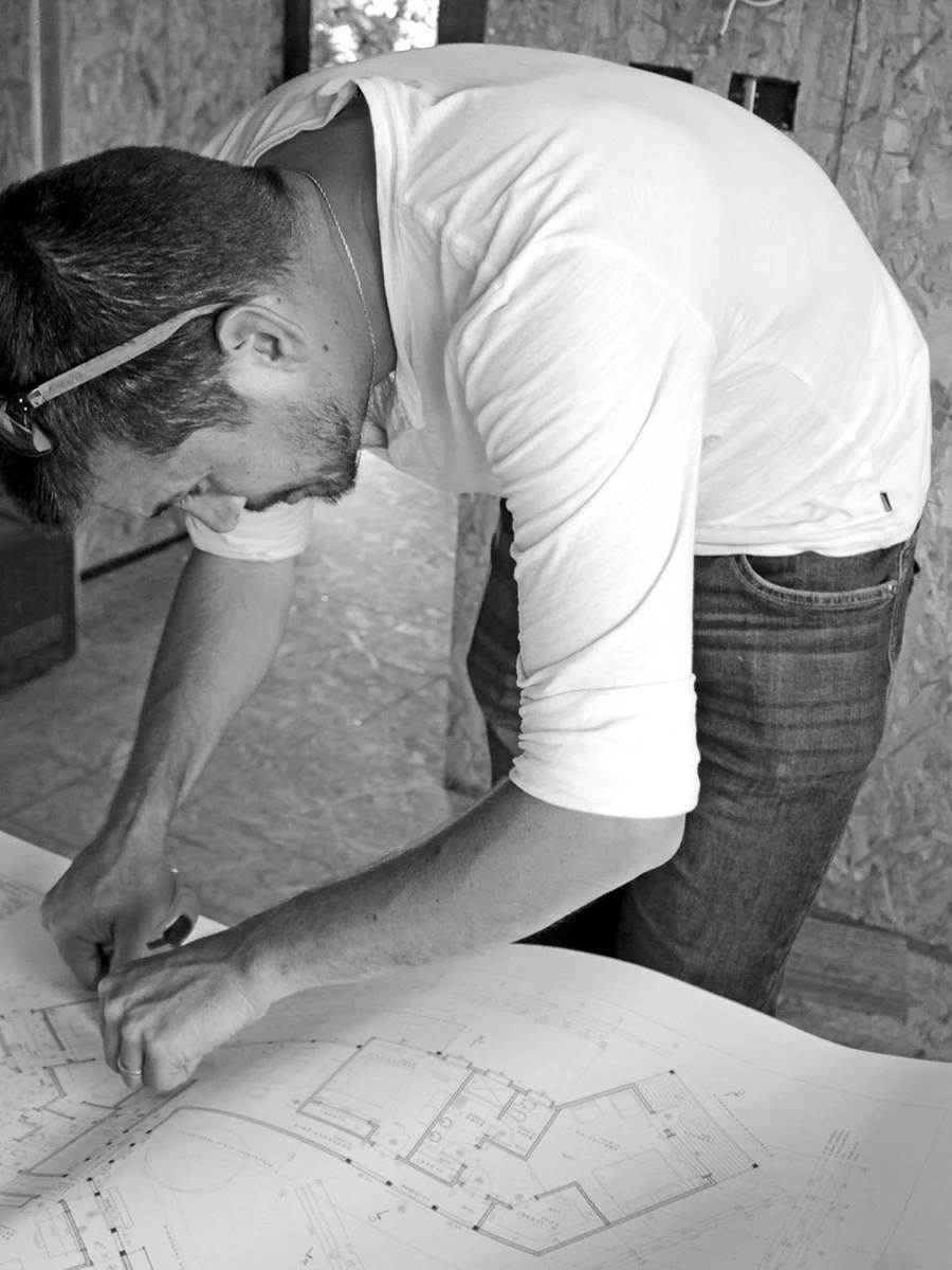 El arquitecto dibujando sobre los planos del proyecto, CCP Arquitectura