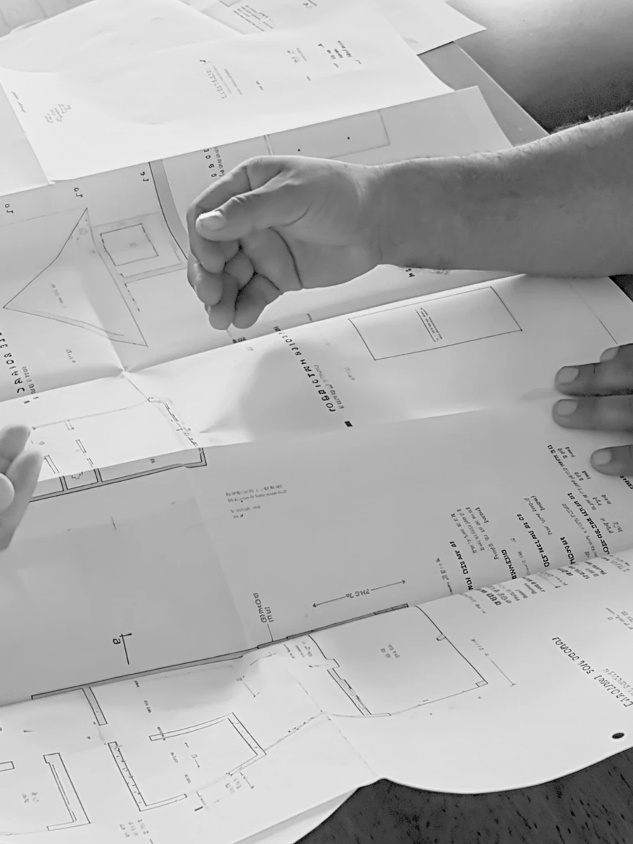 Revisión de los planos de un expediente municipal sobre la mesa, CCP Arquitectura