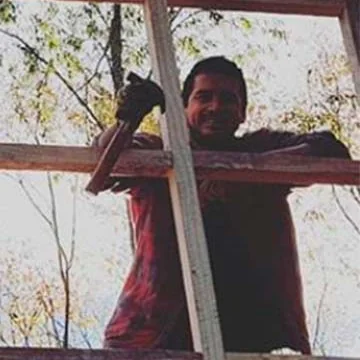 Claudio Calderón Pantoja en obra, sobre la estructura de madera